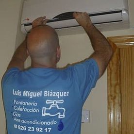 Fontanería Luis Miguel Blázquez técnico revisando aire acondicionado