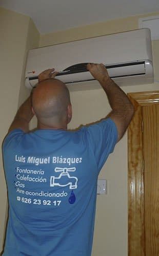 Fontanería Luis Miguel Blázquez técnico revisando aire acondicionado