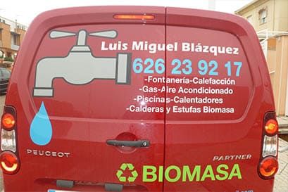 Fontanería Luis Miguel Blázquez parte de atrás de auto rojo